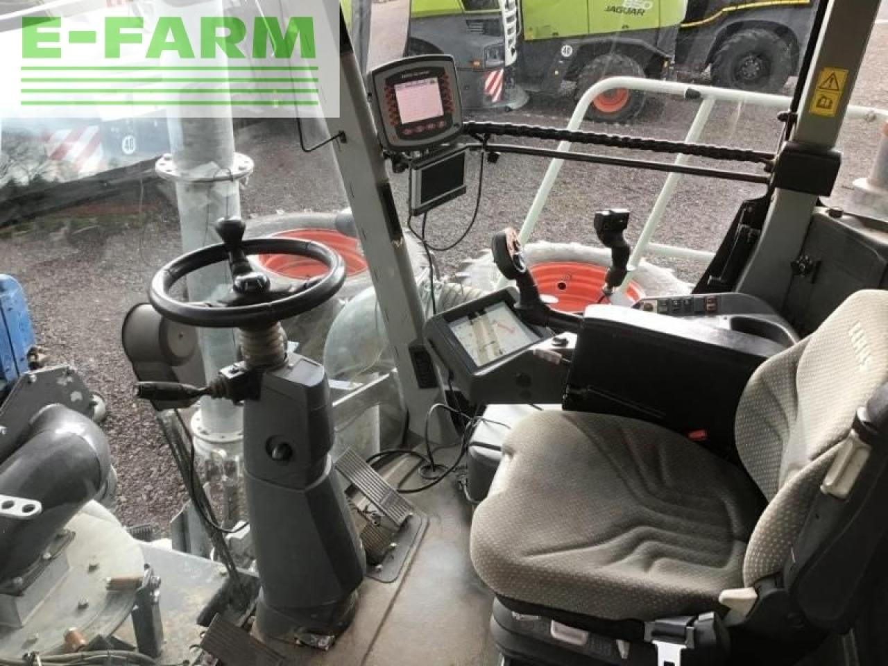 Self-propelled sprayer CLAAS xerion 3800 saddle trac: picture 7
