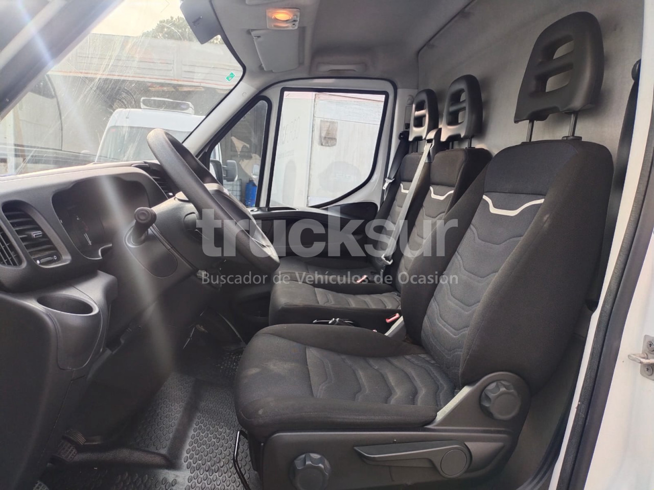 Box van IVECO DAILY 35S16: picture 8