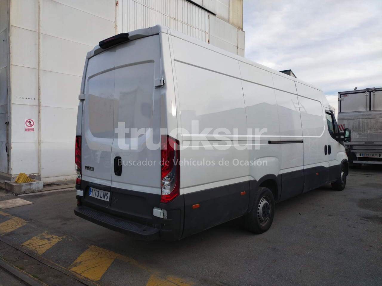 Box van IVECO DAILY 35S16: picture 3