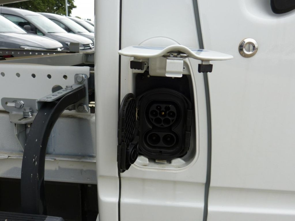 Open body delivery van, Electric van Maxus EV 80 Pritsche / Kipper 3 Sitze ( Elektro )Klima: picture 12