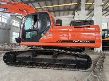 Crawler excavator DOOSAN DX300: picture 4