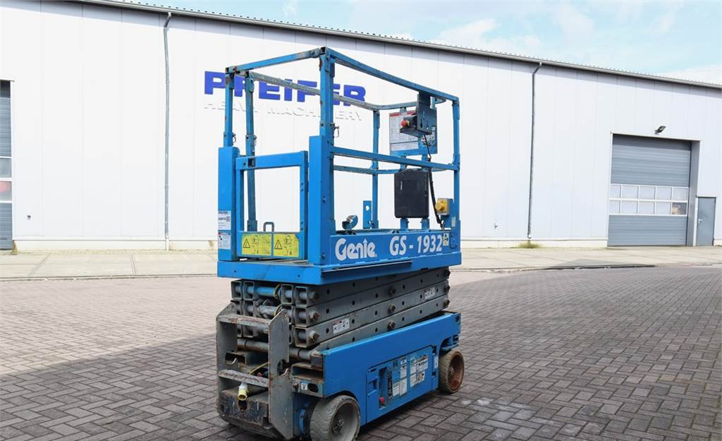 Scissor lift Genie GS1932 Electric, Working Height 7.8 m, 227kg Capac: picture 2