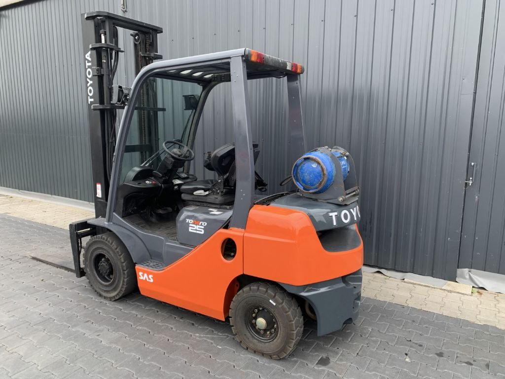 LPG forklift Toyota 8FGF25F: picture 3