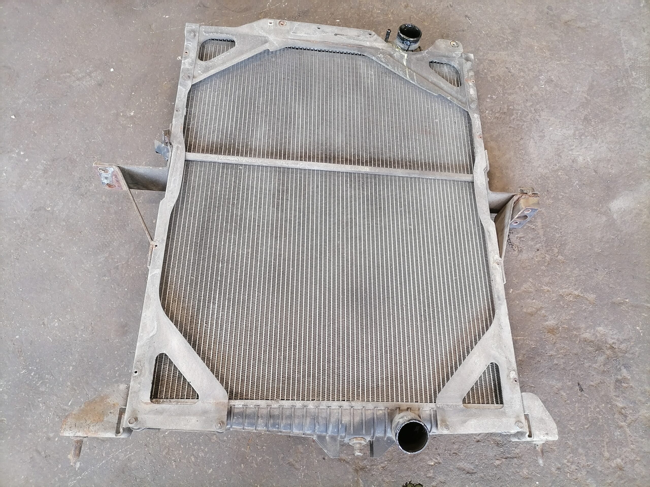 Radiator for Truck Volvo Cooling radiator 20536920: picture 2