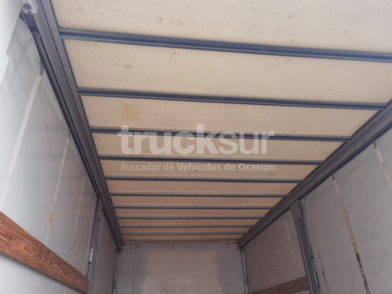 Curtainsider truck IVECO AD190S36: picture 6