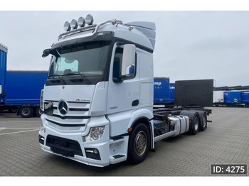 Container transporter/ Swap body truck Mercedes-Benz Actros 2563 Megaspace, Euro 6, BDF / 6x2 / Taillift / Fridge: picture 1