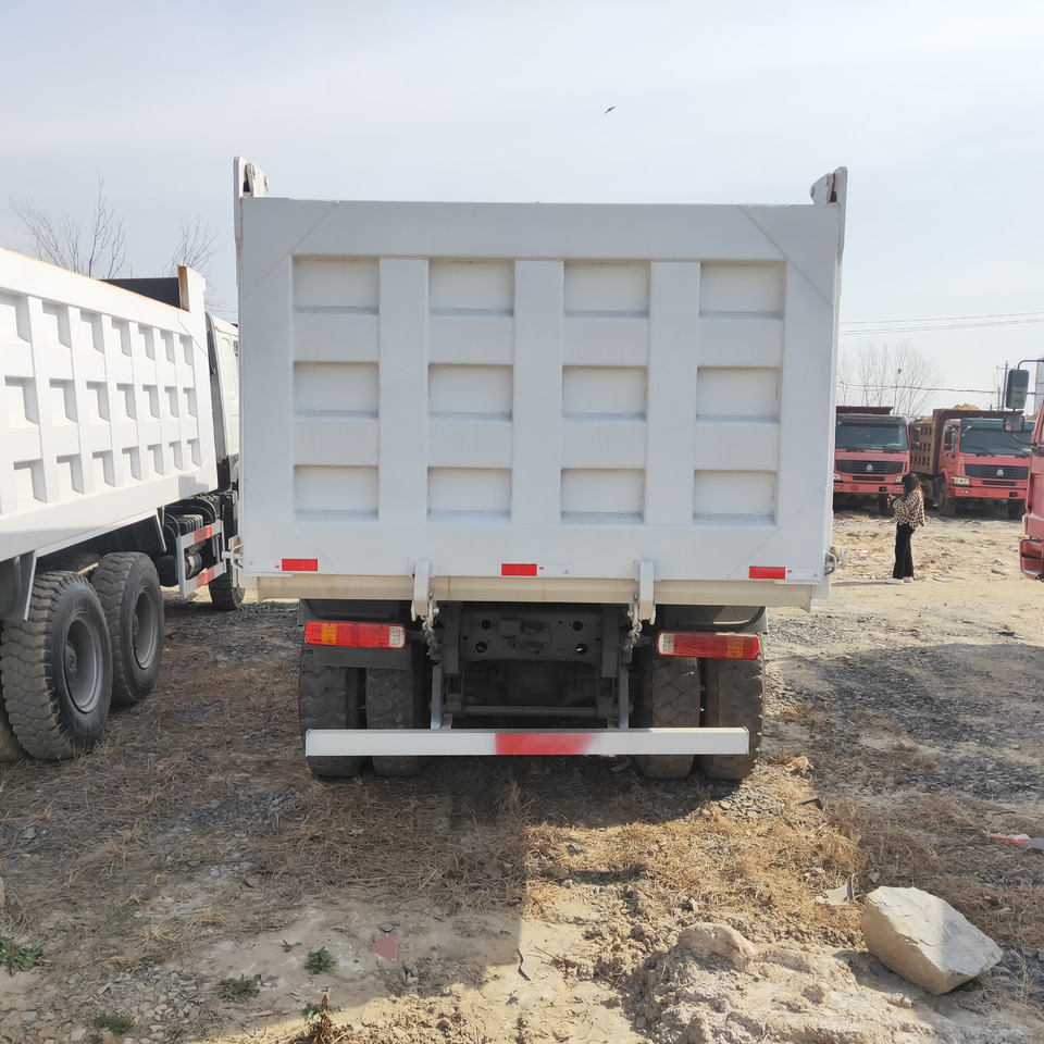 Tipper SINOTRUK HOWO 371 dump truck China 6x4 drive tipper lorry: picture 4