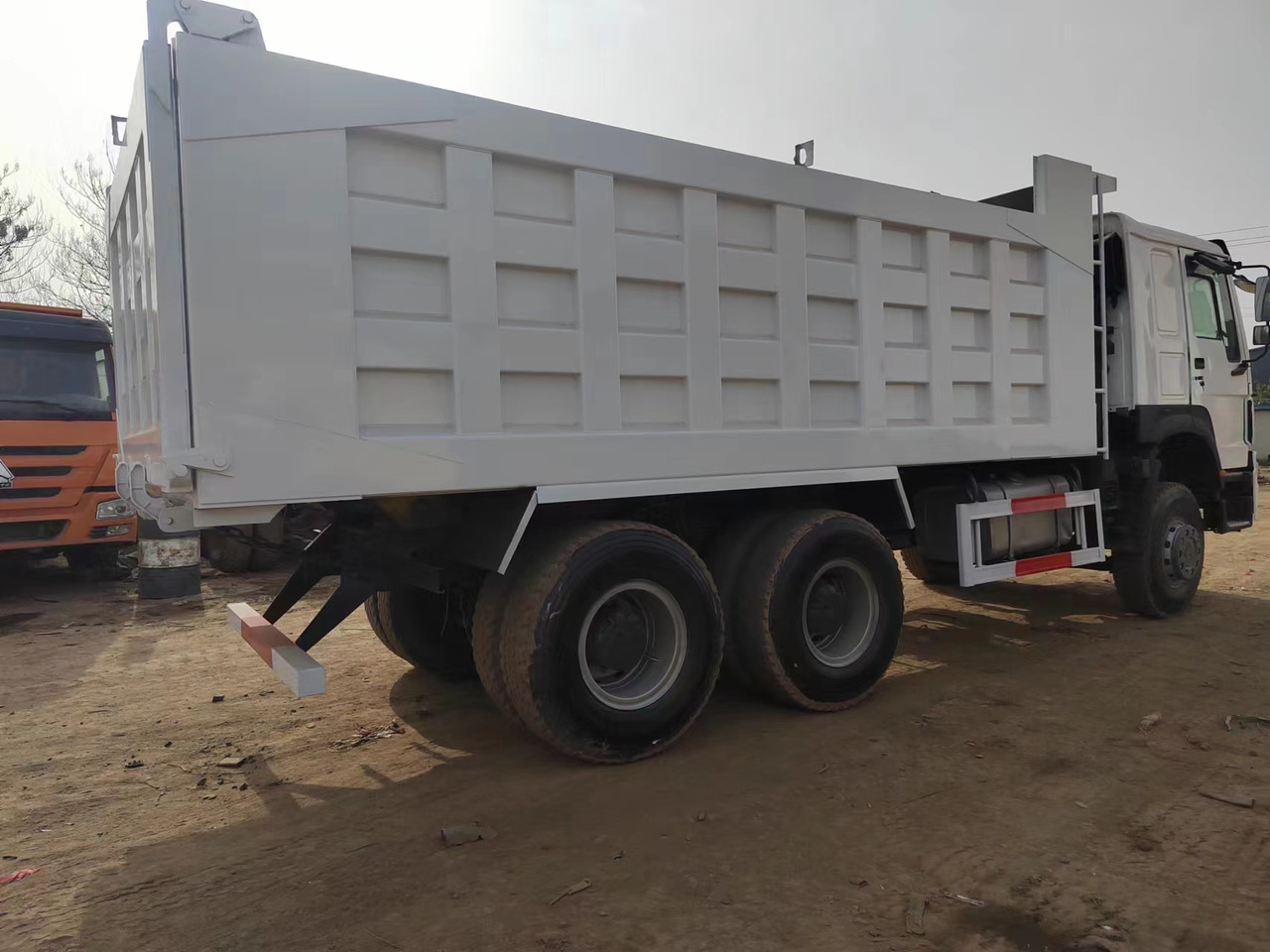 Tipper SINOTRUK HOWO 6x4 drive dump truck China 10 wheels tipper lorry: picture 3