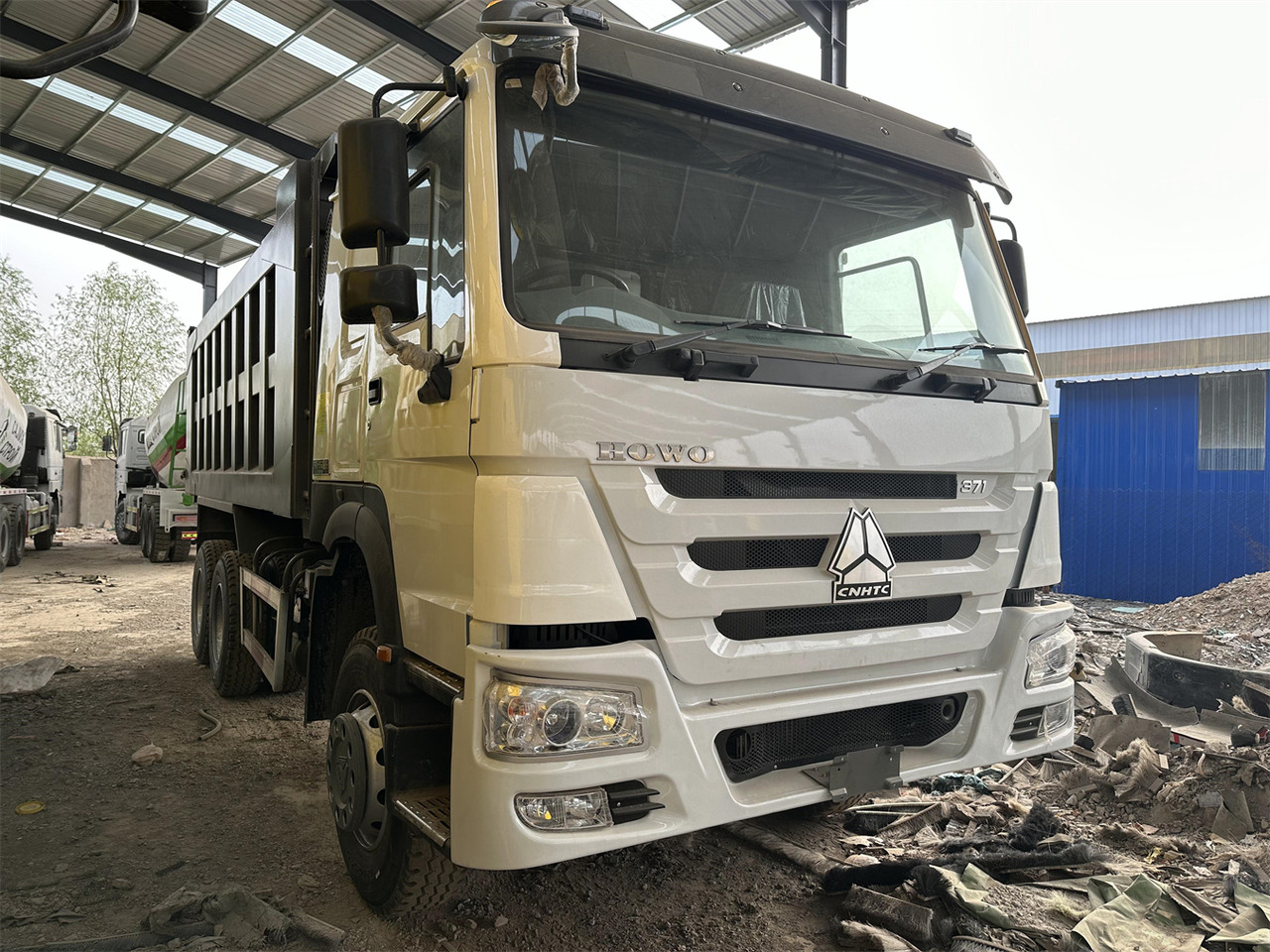 Tipper for transportation of silos SINOTRUK HOWO Dump truck 371 6x4: picture 4