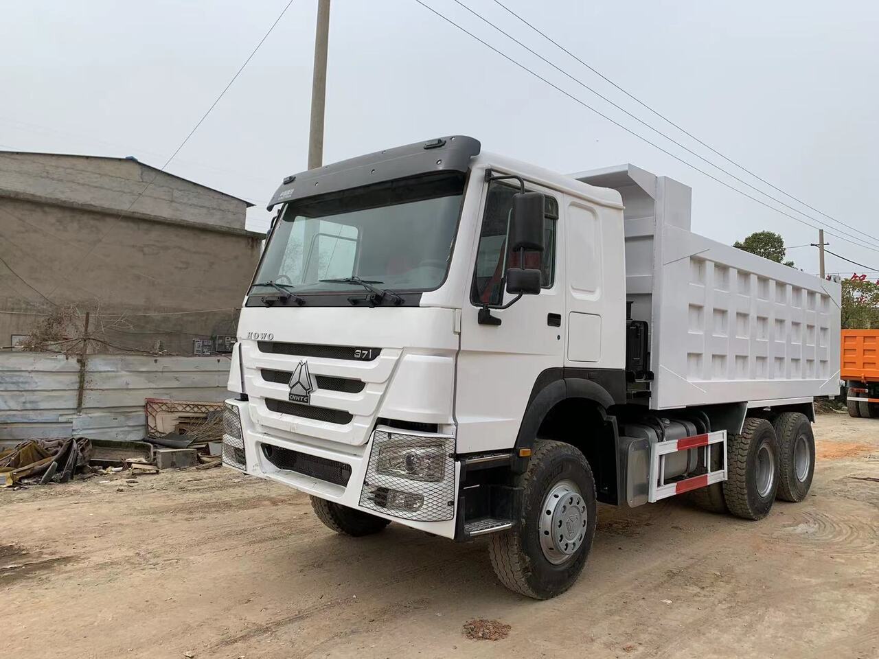 Tipper for transportation of heavy machinery SINOTRUK HOWO Dump truck 371 6x4: picture 3
