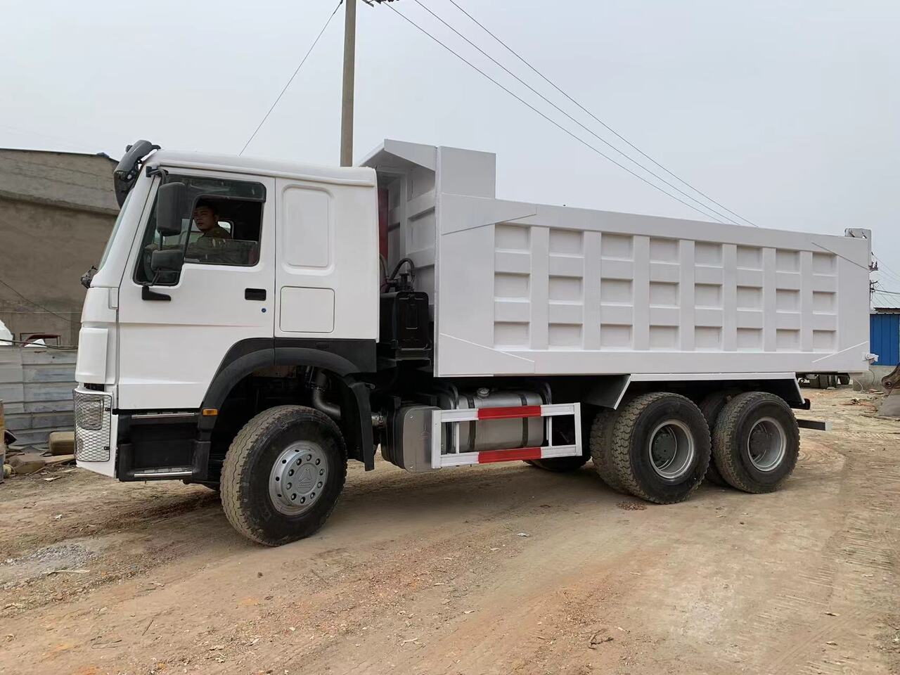 Tipper for transportation of heavy machinery SINOTRUK HOWO Dump truck 371 6x4: picture 6