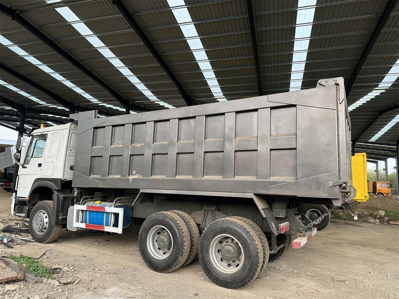 Tipper for transportation of silos SINOTRUK HOWO Dump truck 371 6x4: picture 8