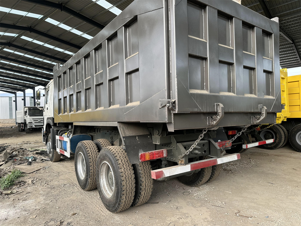 Tipper for transportation of silos SINOTRUK HOWO Dump truck 371 6x4: picture 7