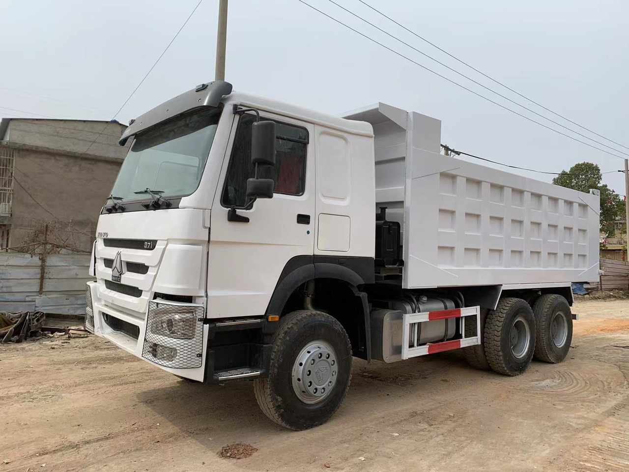 Tipper for transportation of heavy machinery SINOTRUK HOWO Dump truck 371 6x4: picture 4