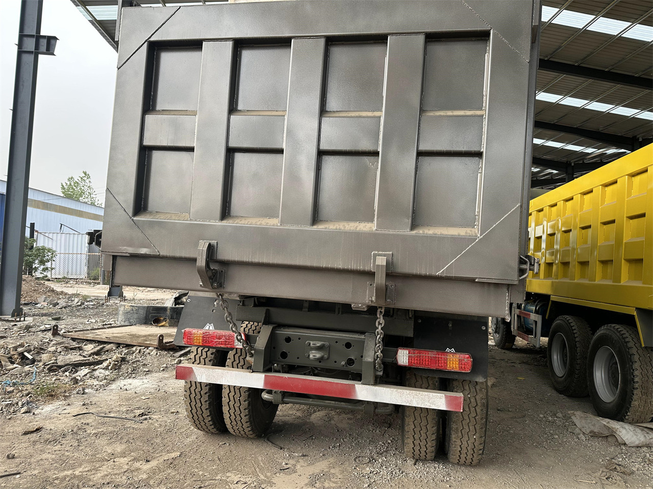 Tipper for transportation of silos SINOTRUK HOWO Dump truck 371 6x4: picture 6