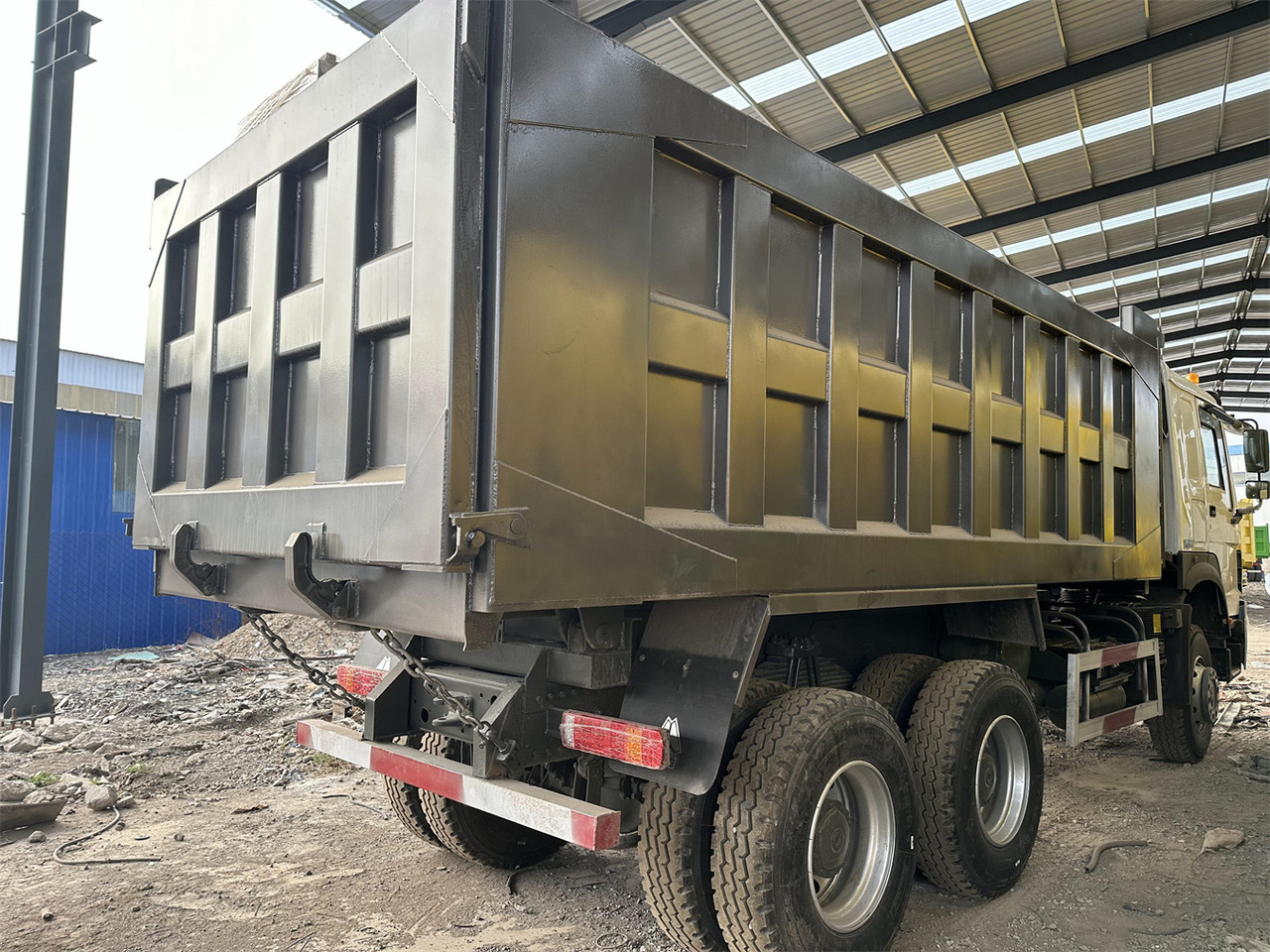 Tipper for transportation of silos SINOTRUK HOWO Dump truck 371 6x4: picture 5