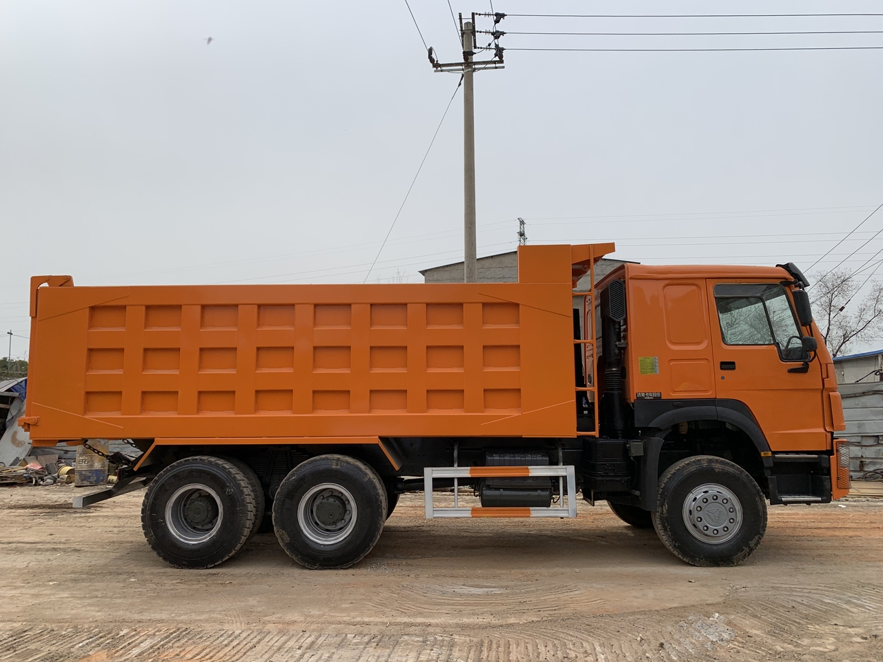 Tipper for transportation of heavy machinery SINOTRUK Howo 371 Dump truck: picture 2
