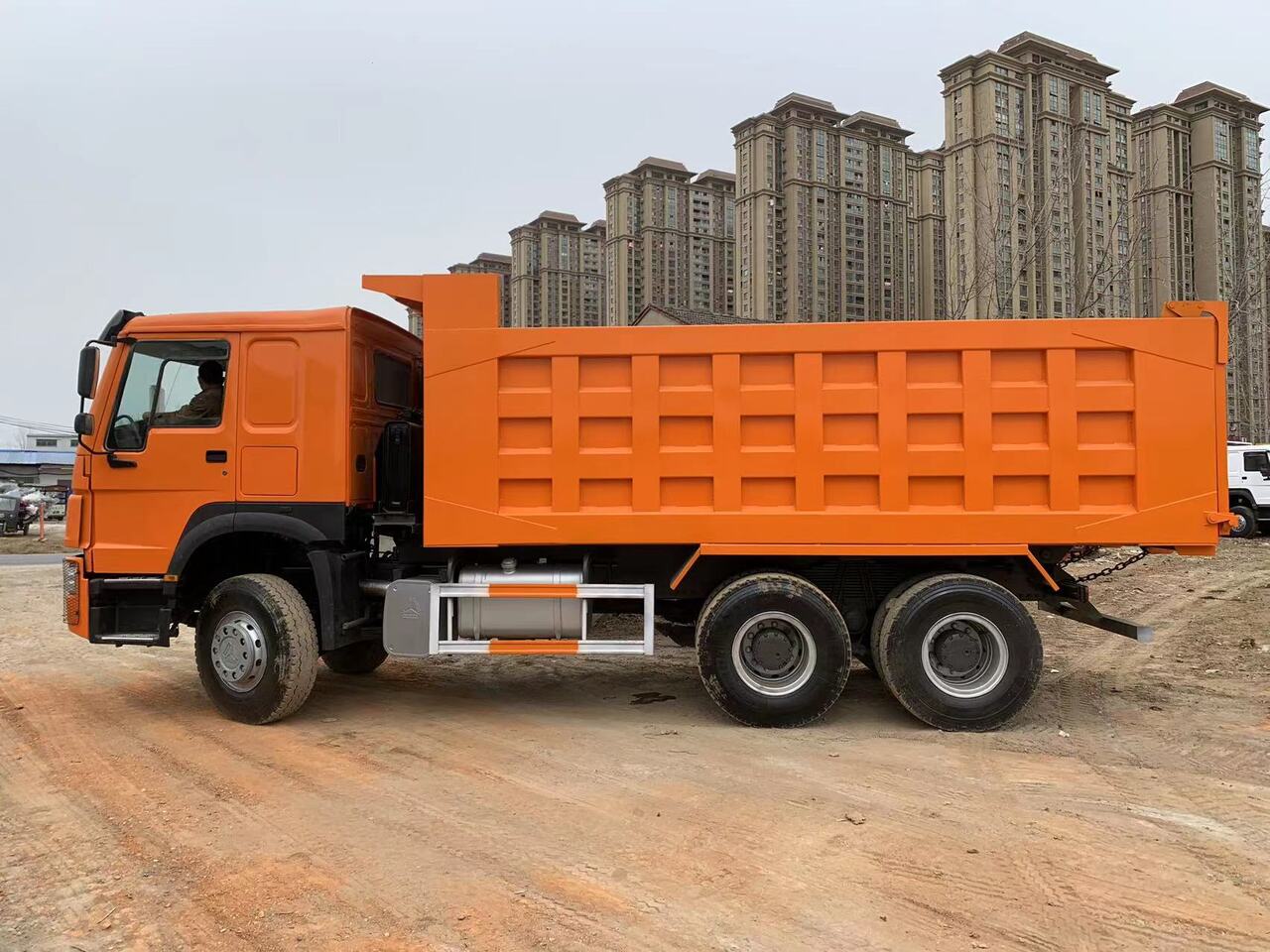 Tipper for transportation of heavy machinery SINOTRUK Howo 371 Dump truck: picture 3