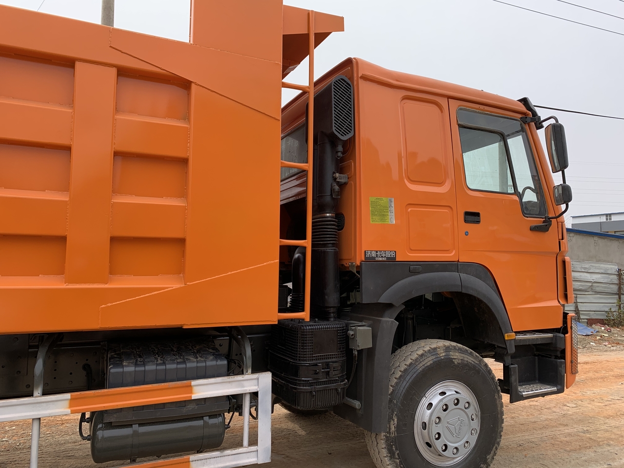 Tipper for transportation of heavy machinery SINOTRUK Howo 371 Dump truck: picture 7