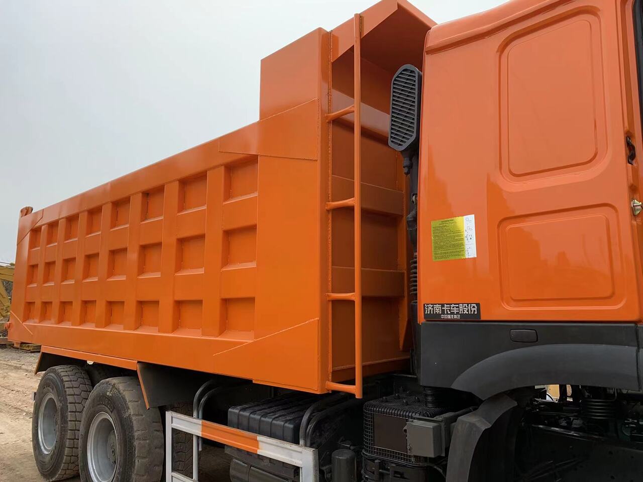 Tipper for transportation of heavy machinery SINOTRUK Howo 371 Dump truck: picture 8