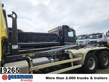 Hook lift truck