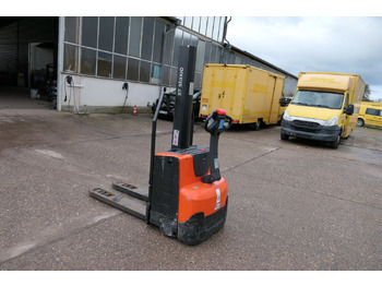 Pallet truck TOYOTA SWE 080L: picture 3