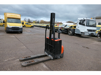 Pallet truck TOYOTA SWE 080L: picture 2