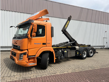 Hook lift truck