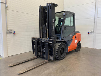 Diesel forklift TOYOTA