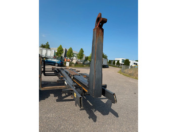 Hook lift truck