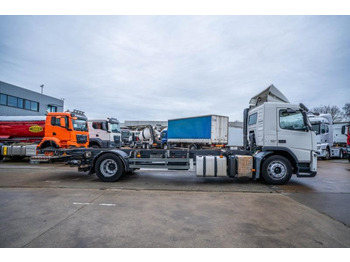 Container transporter/ Swap body truck Volvo FM 330: picture 3