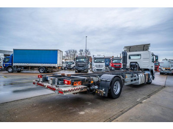 Container transporter/ Swap body truck Volvo FM 330: picture 4