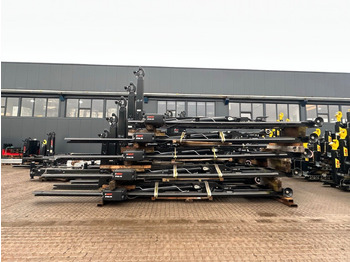 Hook lift truck