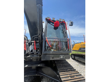 New Crawler excavator Volvo EC300DL: picture 3