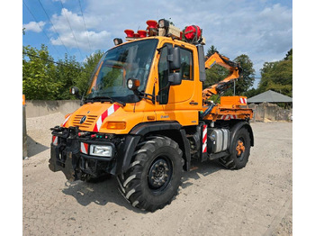 Snow removal vehicle UNIMOG U400