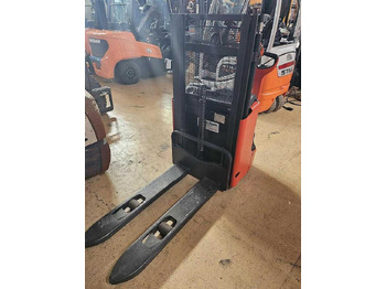 Stacker LINDE L12