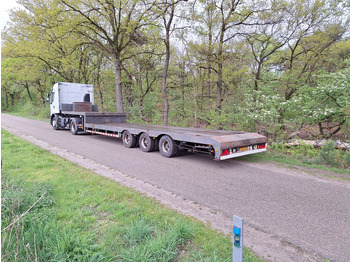 Low loader semi-trailer