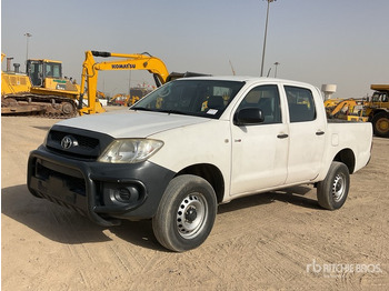 Pickup truck TOYOTA Hilux