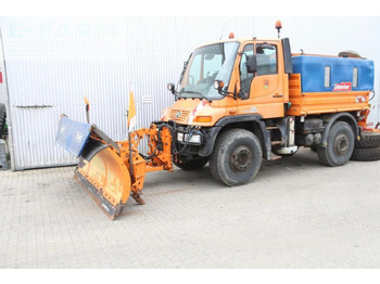 Snow removal vehicle UNIMOG U400