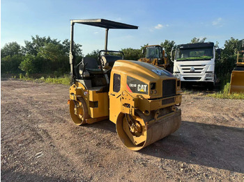 Roller CATERPILLAR CB24B