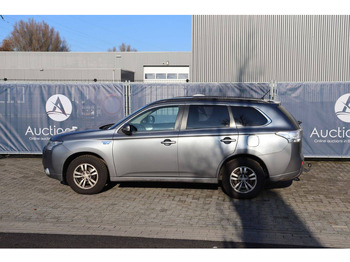 SUV Mitsubishi Outlander PHEV: picture 3