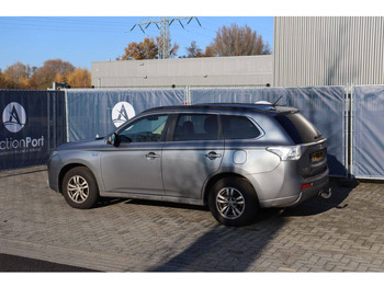 SUV Mitsubishi Outlander PHEV: picture 4