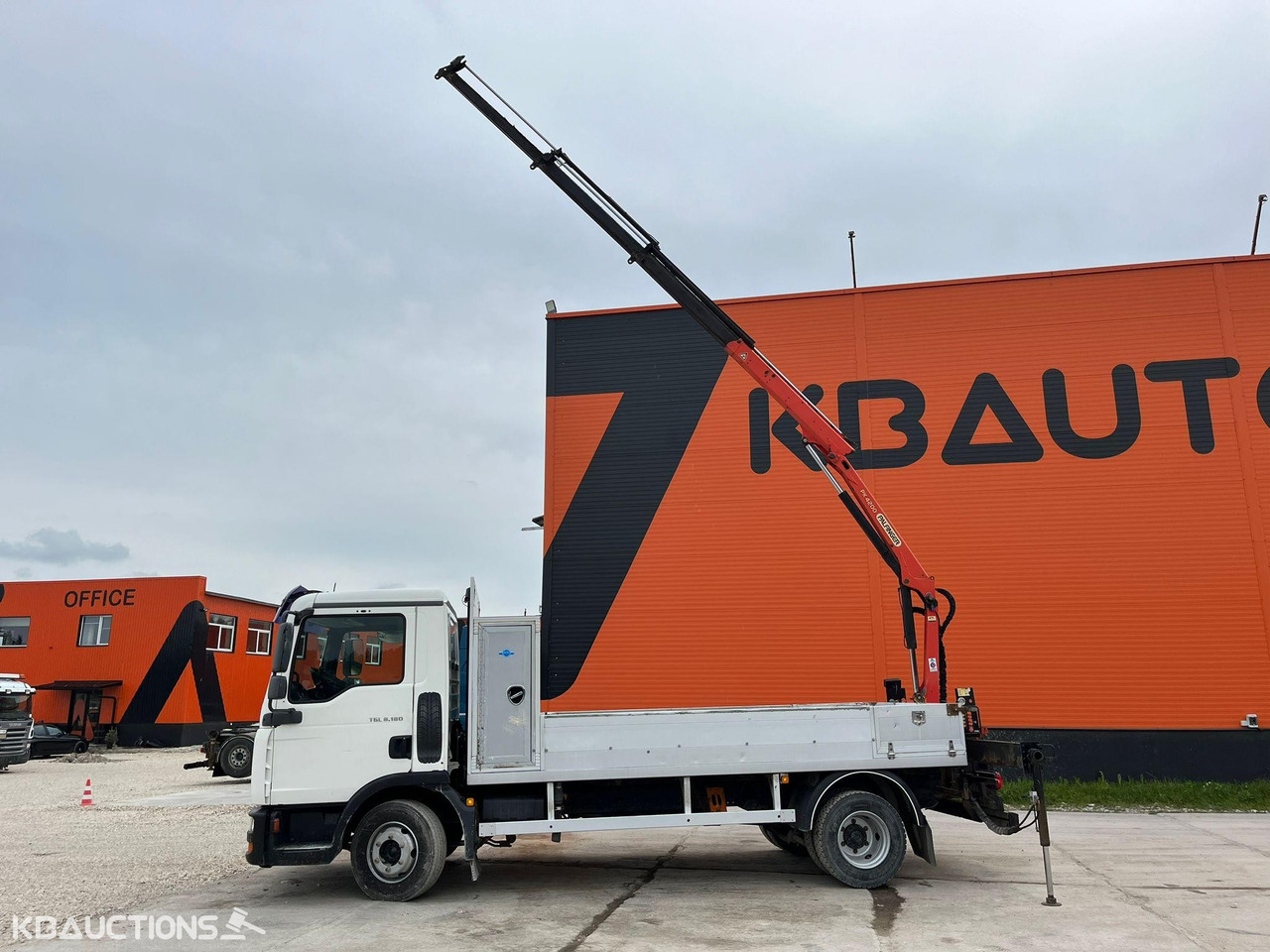 MAN TGL 8.180 4x2 PK 4200 YEAR 2013 / PLATFORM L=3710 - Dropside/ Flatbed truck, Crane truck: picture 5 MAN TGL 8.180 4x2 PK 4200 YEAR 2013 / PLATFORM L=3710 - Dropside/ Flatbed truck, Crane truck: picture 5