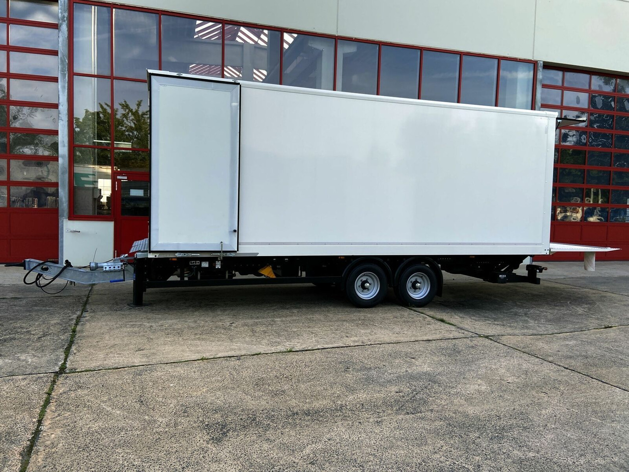 Closed box trailer Möslein  NEUER Tandem Koffer, Ladebordwand+ Durchladbar: picture 6