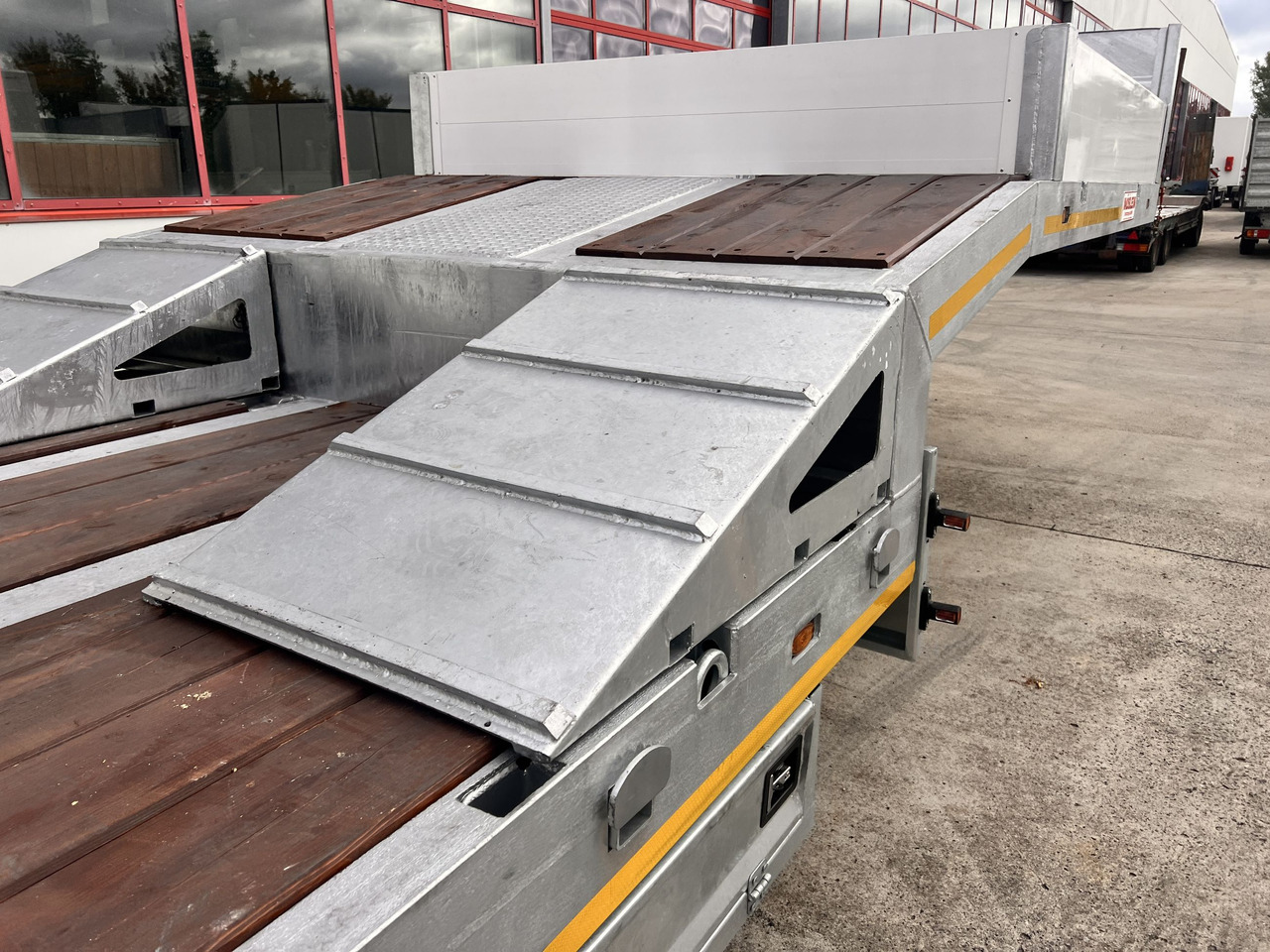 Möslein ST 3 3 Achs Satteltieflader neu - Low loader semi-trailer: picture 4 Möslein ST 3 3 Achs Satteltieflader neu - Low loader semi-trailer: picture 4