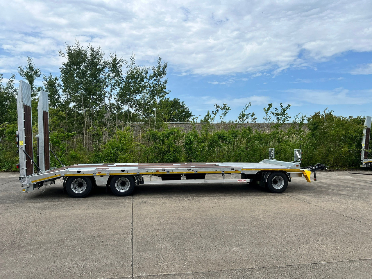 Möslein T 3-8,20 P VB H1 3 Achs Tieflader mit gerader Ladefläche 8,20 m, Neufahrzeug - Low loader trailer: picture 1 Möslein T 3-8,20 P VB H1 3 Achs Tieflader mit gerader Ladefläche 8,20 m, Neufahrzeug - Low loader trailer: picture 1