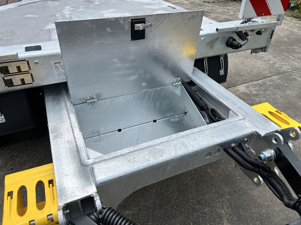 Möslein T 3-9,20 F 3 Achs Tieflader mit gerader Ladefläche 9 m, Neufahrzeug - Low loader trailer: picture 3 Möslein T 3-9,20 F 3 Achs Tieflader mit gerader Ladefläche 9 m, Neufahrzeug - Low loader trailer: picture 3