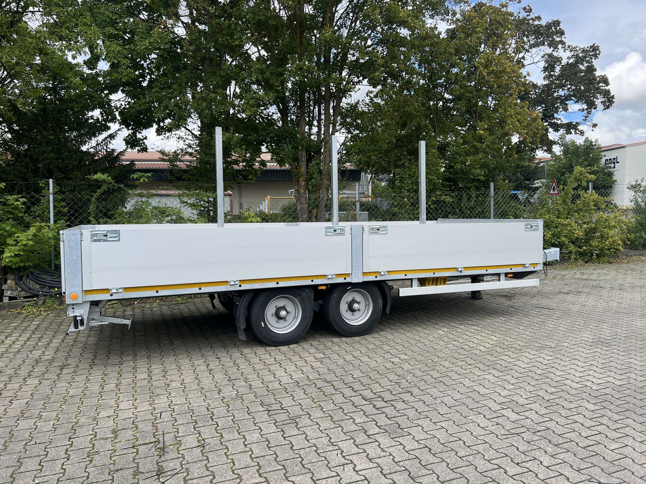 Möslein THT 11- G 6,2 Tandem Pritsche- Tieflader mit Rungentaschen - Dropside/ Flatbed trailer: picture 4 Möslein THT 11- G 6,2 Tandem Pritsche- Tieflader mit Rungentaschen - Dropside/ Flatbed trailer: picture 4