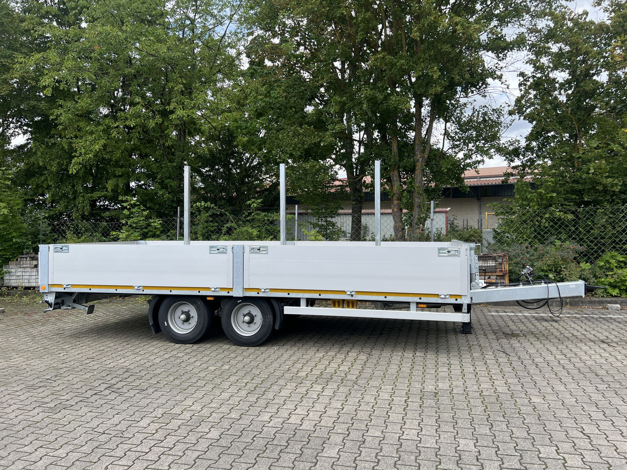 Möslein THT 11- G 6,2 Tandem Pritsche- Tieflader mit Rungentaschen - Dropside/ Flatbed trailer: picture 1 Möslein THT 11- G 6,2 Tandem Pritsche- Tieflader mit Rungentaschen - Dropside/ Flatbed trailer: picture 1