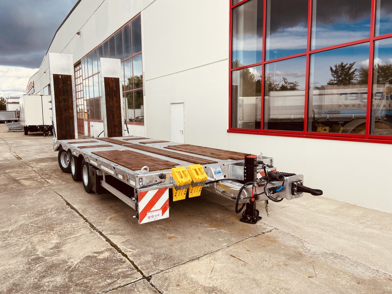 New Low loader trailer for transportation of heavy machinery Möslein TT 31 31 t GG Tridem- Tieflader 3 Achs, gelenktNeufahrzeug: picture 8 New Low loader trailer for transportation of heavy machinery Möslein TT 31 31 t GG Tridem- Tieflader 3 Achs, gelenktNeufahrzeug: picture 8